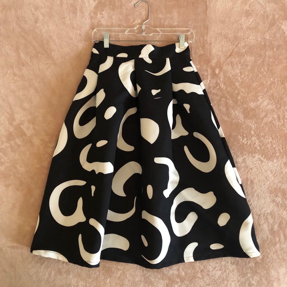 Gumuxi Black and White Skirt